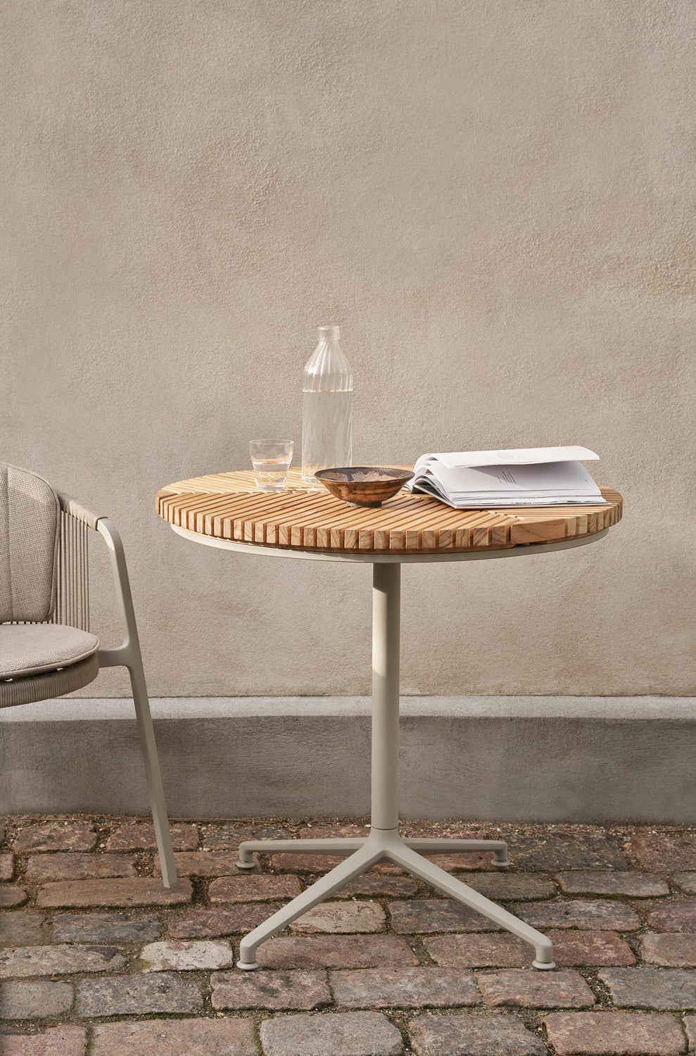 Vipp 717 Open-Air Cafébord på skuggig uteplats