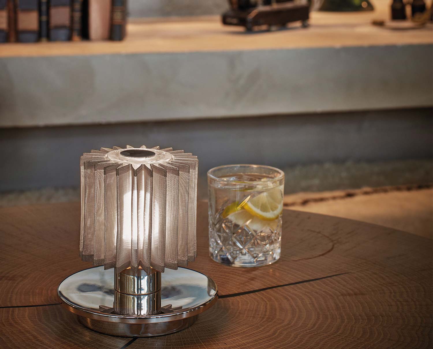 In-the-sun-bordslampa-silver-silver-miljö1