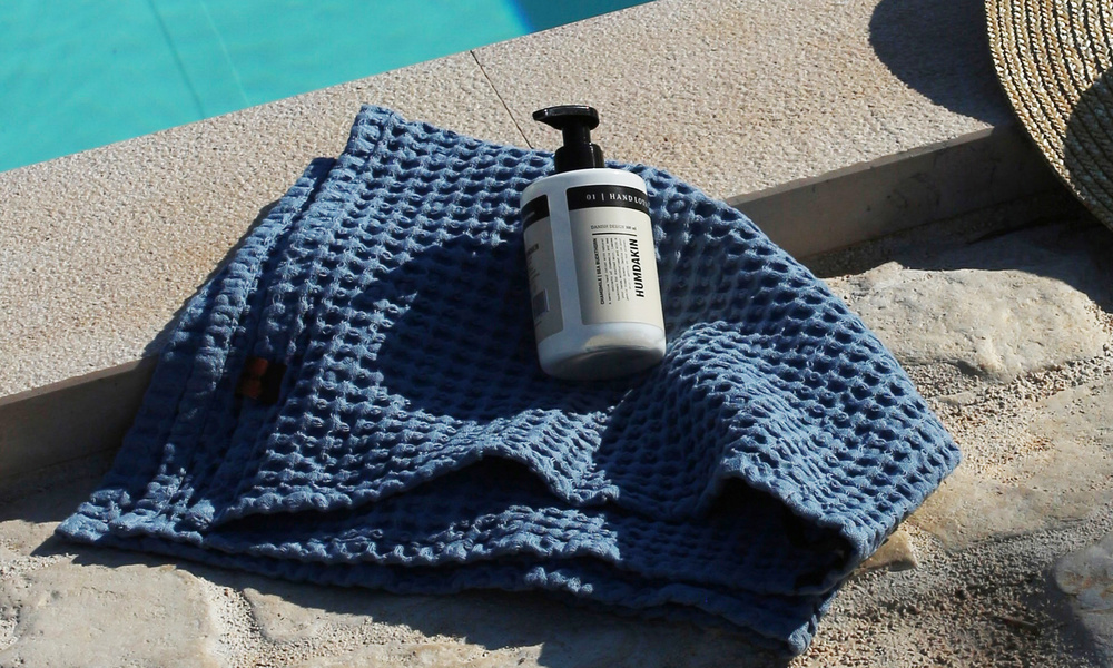 Humdakin-story-poolside