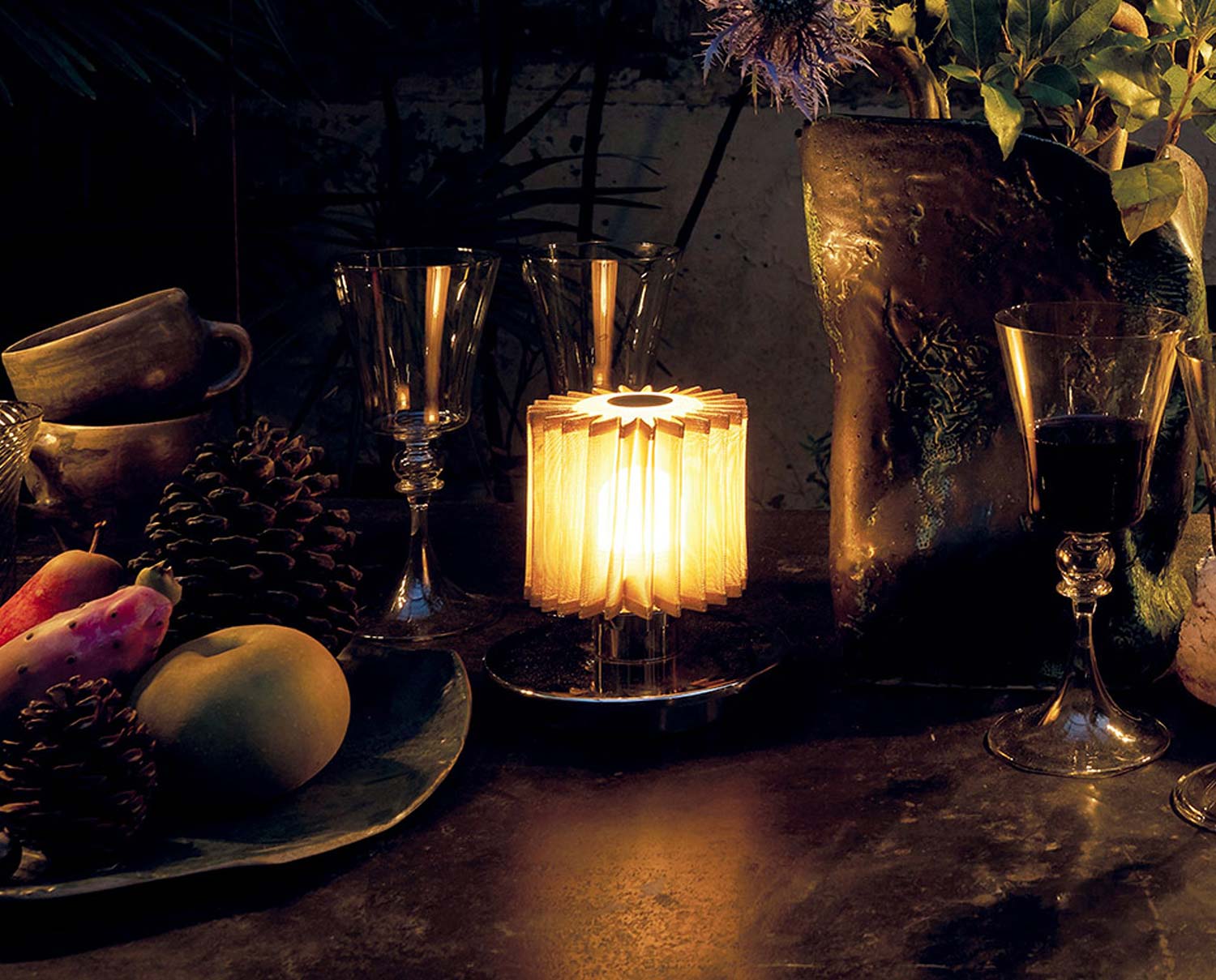 In-the-sun-bordslampa-silver-guld-miljö1