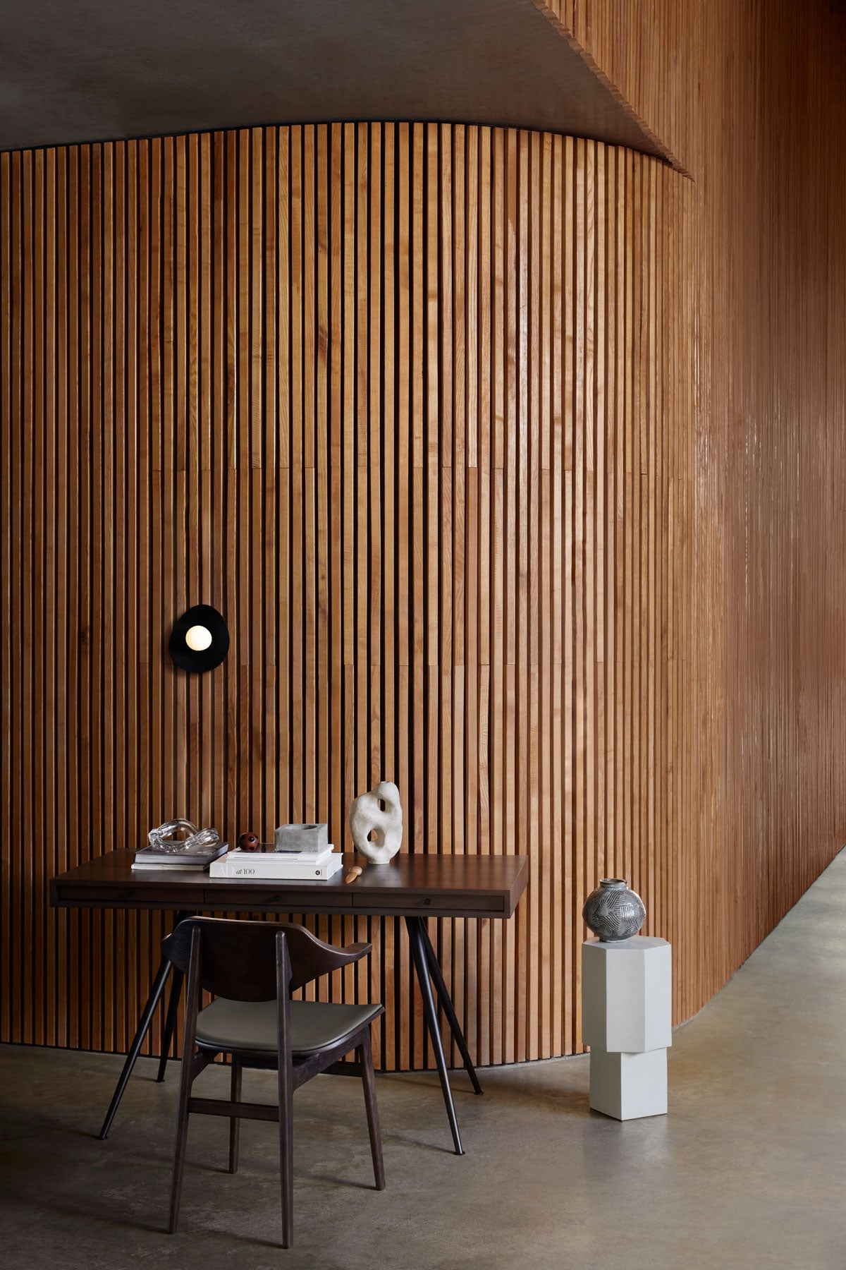 JFK skrivbord med Buffalo stol samt Fuji vägglampa & Quartz piedestal från Norr11