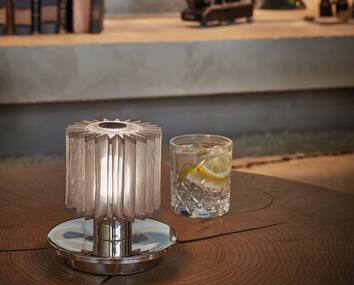 In-the-sun-bordslampa-silver-silver-miljö1