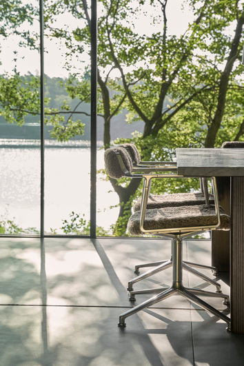 vipp-swivel-chair-curly-edition-summer-02