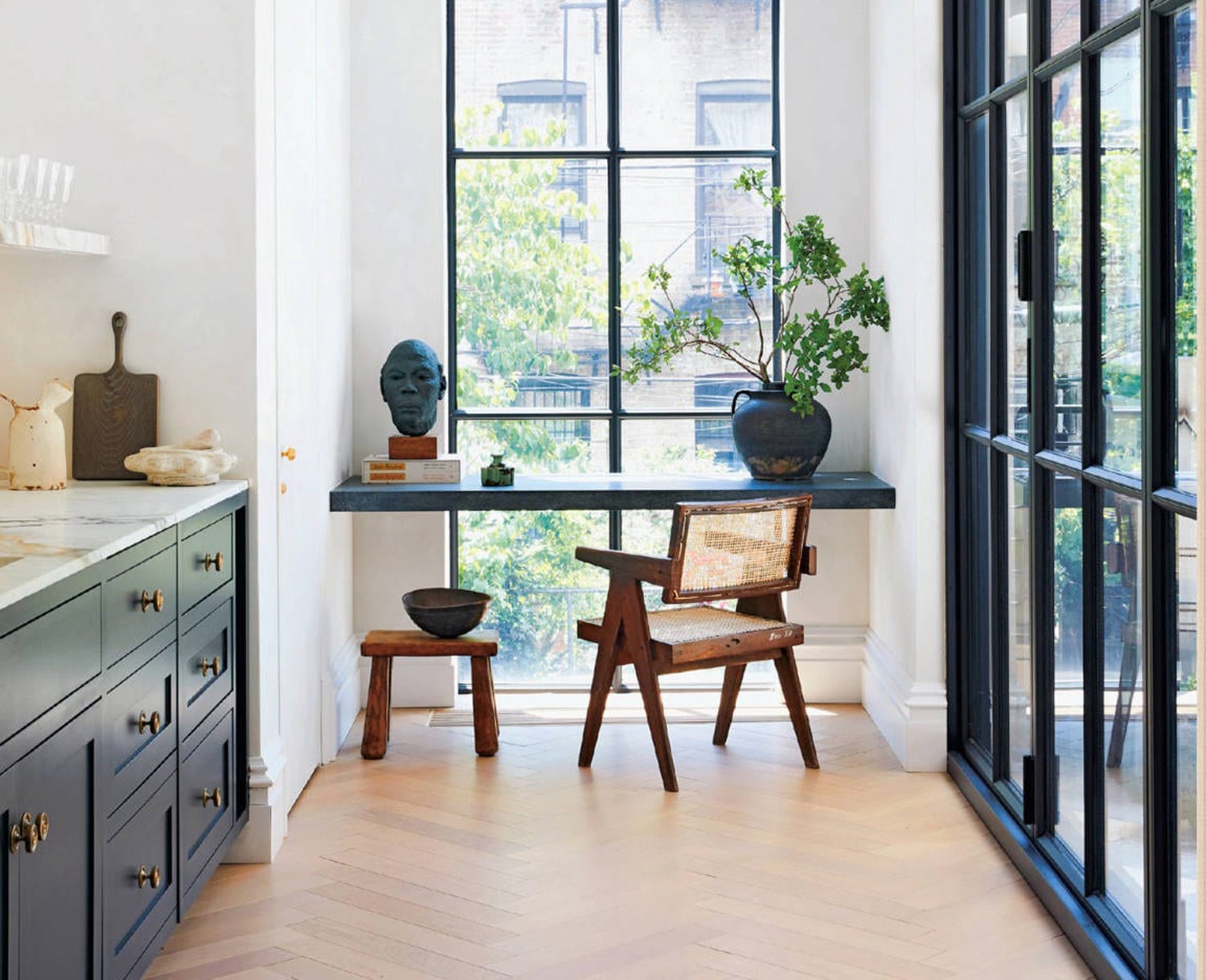 Vacker trästol vid fönstret i ett townhouse i New York