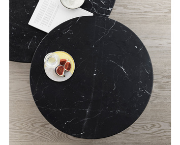 Vipp423_coffetable60_black_marble_lifestyle01_high