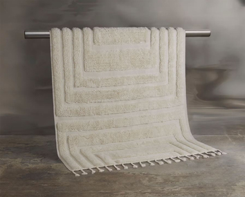 Kask Rug Offwhite från Tinted Objects.