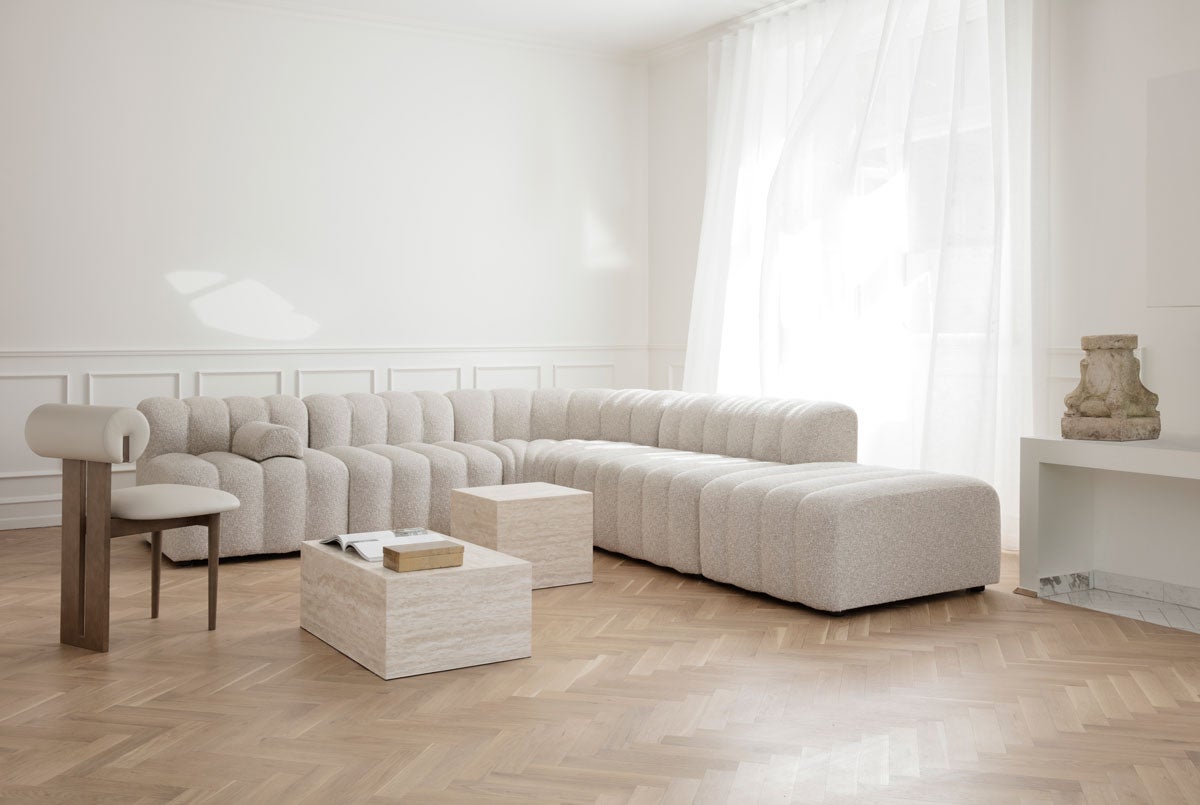 Cubism Soffbord i storlekarna Small och Large framför en beige modulsoffa