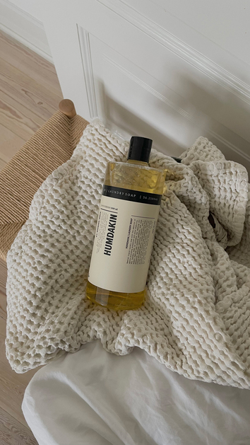 Humdakin-SKU377-LaundrySoap-03-SKU236-WaffleBathTowel_Shell-9