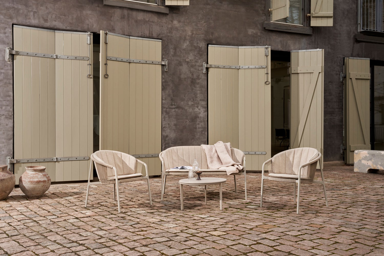 vipp-721-lagrasse-outdoor-twoseater-lifestyle