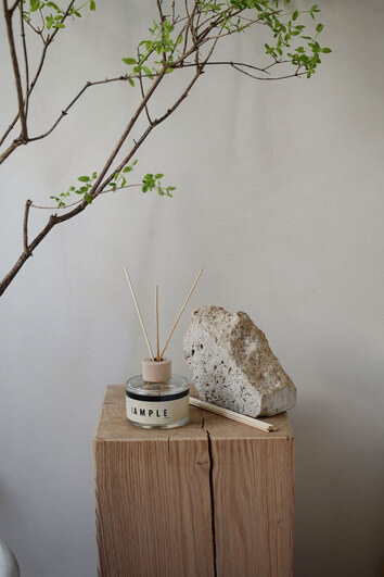 Humdakin Doftpinnar Ample på piedestal i trä
