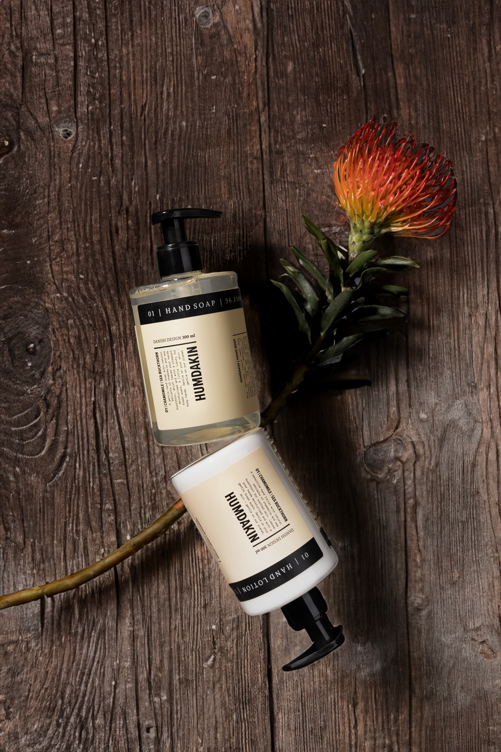 Humdakin_The-Art-Of-Cleaning_hands-wood