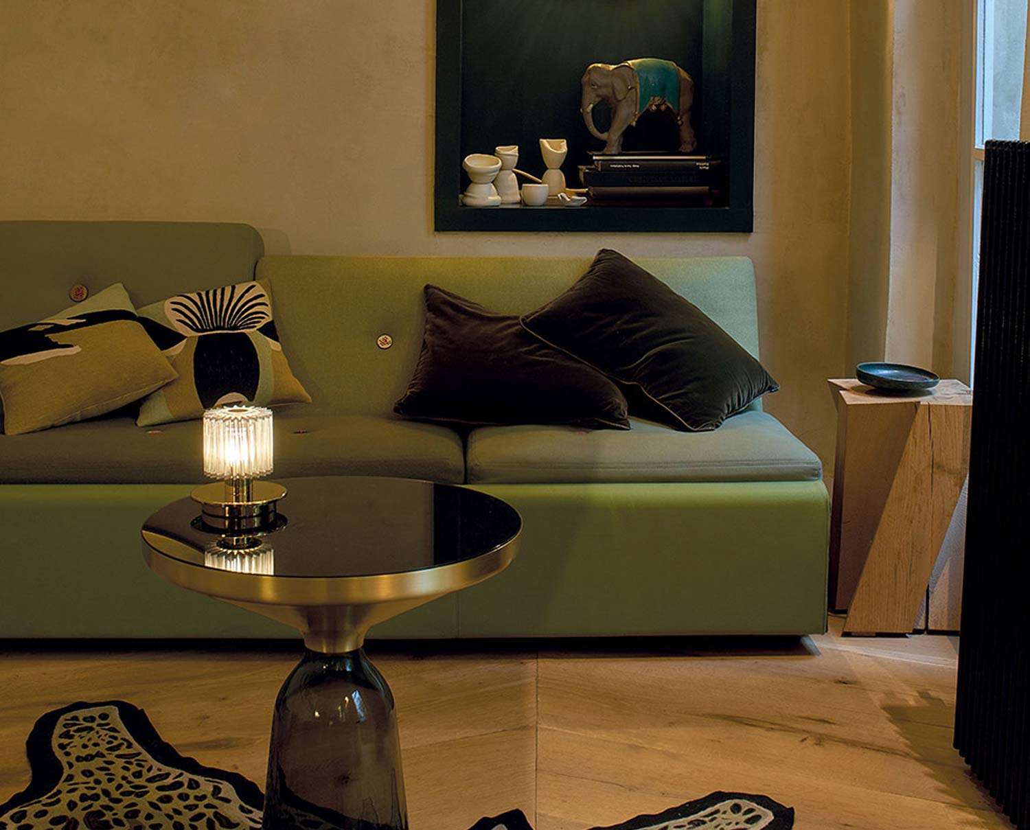 In-the-sun-bordslampa-guld-silver-miljö1