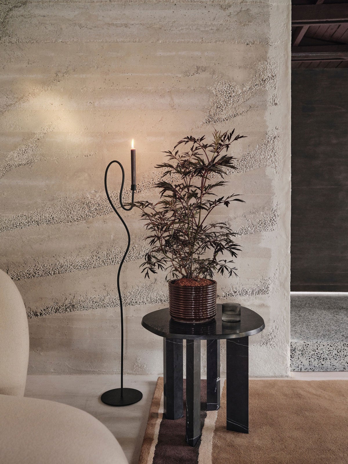 Taula Sidobord i utförandet Black med krukväxt