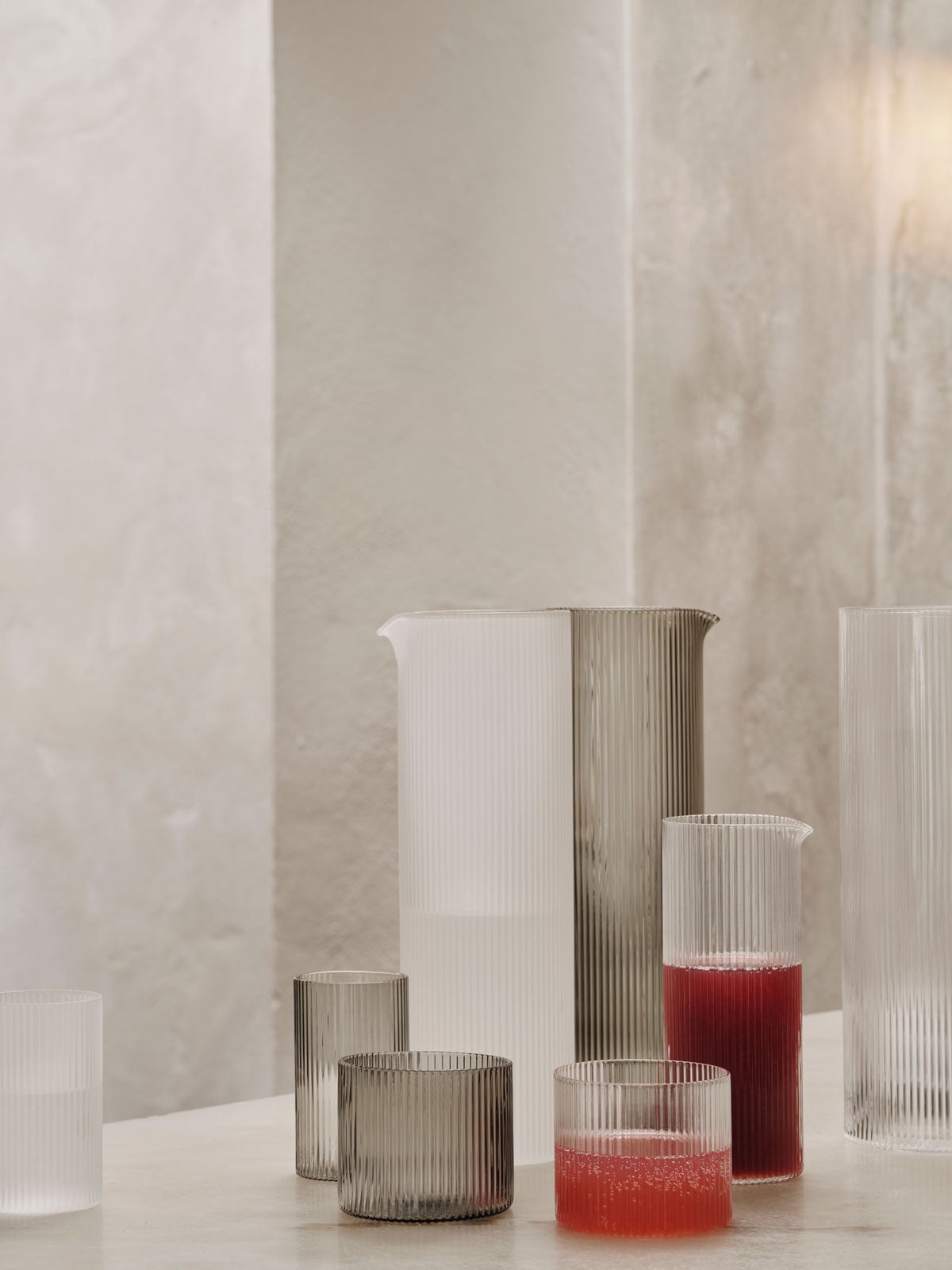 Ripple Vattenkanna i färgerna Frosted och Smoked Grey fyllda med dryck